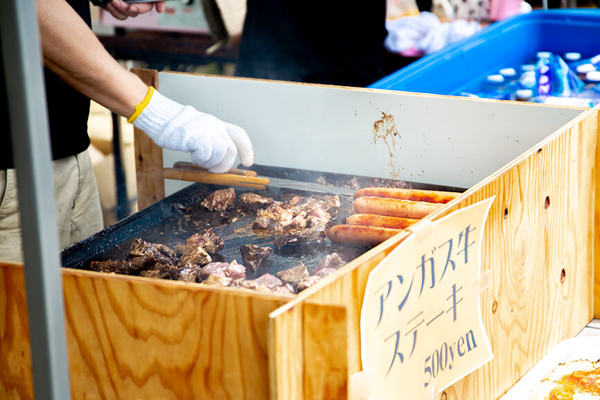 肉の焼けるいい匂いに思わずよだれが…！