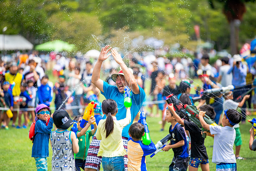 水鉄砲を使った鬼ごっこで、ポイを着けた鬼を退治しよう！